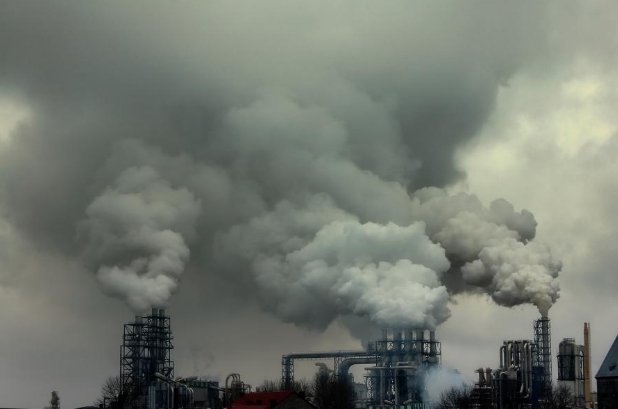 Widok na pracującą w Szczecinku fabrykę Kronospan
