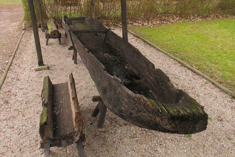 Łódź dłubanka z X w. znaleziona w Odrze znajdująca się w Muzeum w Świdnicy (woj. lubuskie)