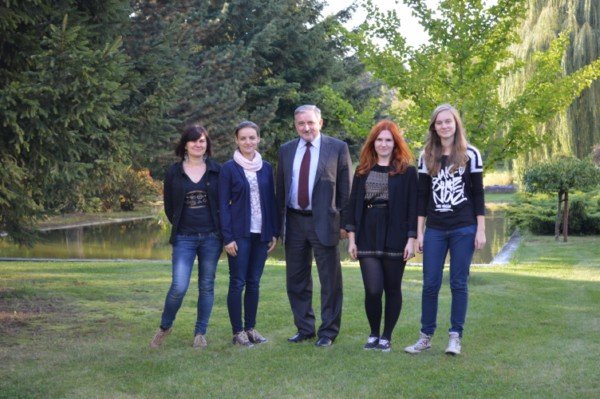 Laureatki konkursu Emilia Mariańska, Marta Wiśniewska, ich opiekun mgr Anna Zienkiewicz, Dziekan Wydziału Leśnego prof. dr hab. Roman Gornowicz oraz mgr Jolanta Węgiel