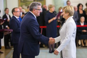 Ewa Ratajczak odbiera nominację profesorską z rąk Prezydenta Komorowskiego