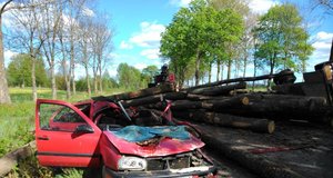 Wypadek ciężarówki z drewnem