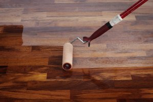 Czy można lakierować olejowaną podłogę?