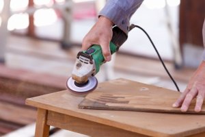 Najczęściej popełniane błędy przy malowaniu drewna