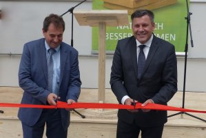 Prezes STEICO SE Udo Schramek i wicepremier Janusz Piechociński dokonują otwarcia zakładu produkcji STEICO LVL w CZarnej Wodzie
