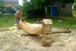 W Spychowie dłubali łodzie