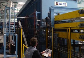 Prasa "na gorąco", w której sklejane są płyty LVL
