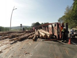 Nowy Sącz: Wypadek samochodu przewożącego surowiec drzewny