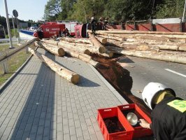 Nowy Sącz: Wypadek samochodu przewożącego surowiec drzewny