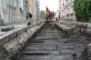Archeolodzy badają średniowieczny drewniany trakt w Gniewie