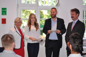 Przełamując stereotypy, na naukę w klasie o profilu stolarskim w Czarnej Wodzie zdecydowała się jedna dziewczyna: Agnieszka Borowiak. Na zdjęciu wraz z Cornelią Piepper, Steffenem Zimny oraz Michaelem Kern.