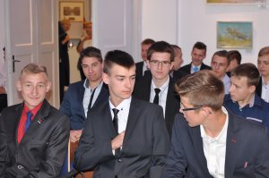 Dyplomy i upominki oraz wiele słów wsparcia na rozpoczętej właśnie drodze zawodowej otrzymali uczniowie klasy o profilu stolarskim z Czarnej Wody na spotkaniu w konsulacie niemieckim