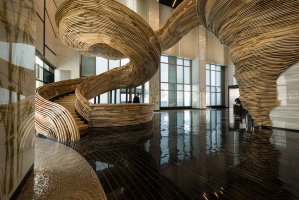 Drewniane schody w Amot Atrium Tower