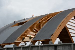 Sniper celuje w Fabrykę Konstrukcji Drewnianych 