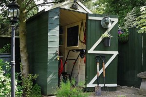 Mały domek na narzędzia w ogrodzie