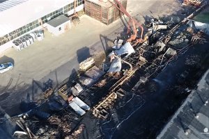 Pożar zakładu produkcji palet w Grabowie nad Prosną 