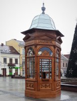 Replika secesyjnego kiosku z drewna stanęła na rynku w Kielcach