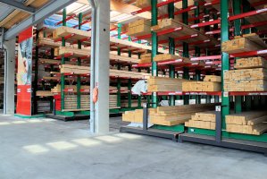 Regał mobilny w handlu materiałami budowlanymi