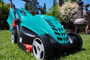 Co lepsze - kosiarka spalinowa czy elektryczna?
