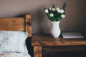 Sypialnia w stylu rustykalnym – jak ją urządzić?