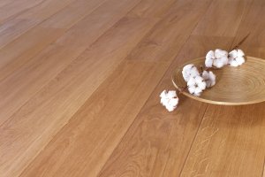 Lakierować czy olejować, oto jest pytanie. Wybieramy idealną metodę wykończenia podłogi drewnianej    