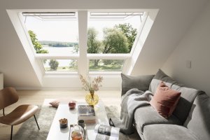 Okna dachowe i lukarny – sprawdź możliwości doświetlenia poddasza