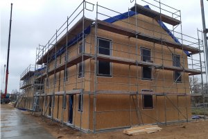 Trwa montaż pierwszych domów budowanych przez spółkę Polskie Domy Drewniane