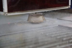 Na jakiej zasadzie działają maszyny do cięcia wodą? Sprawdźmy!