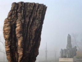 Drewniana rzeźba stanęła przed Muzeum Narodowym w Krakowie