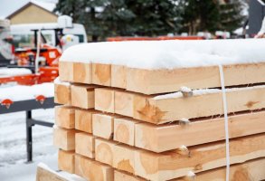 Jak przecierać drewno podczas zimy