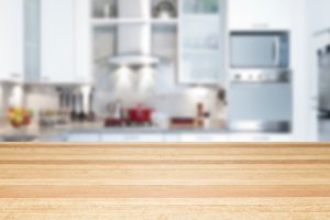 Pielęgnacja drewnianego blatu w kuchni – praktyczne porady dotyczące tego, jak dbać o blaty drewniane