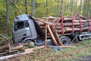Wypadek ciężarówki przewożącej drewno