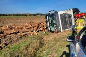 Wypadek ciężarówki z drewnem