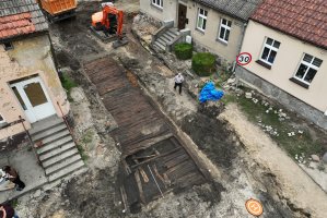 Drewniany trakt w Łeknie najważniejszym odkryciem archeologicznym w Polsce w 2023