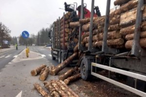 Niebezpieczne zdarzenie podczas transportu drewna
