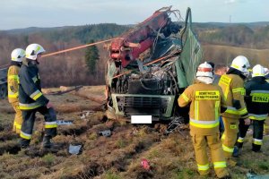 Wypadek ciężarówki przewożącej drewno 