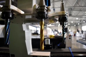 Jak wybrać odpowiedni frez do pracy w stolarstwie?