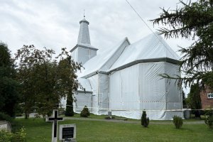Fumigacja zabytkowego kościoła w Gwieździnie