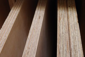 UE uderza w nieuczciwy import sklejki z Chin - cło antydumpingowe na poziomie 62,4%
