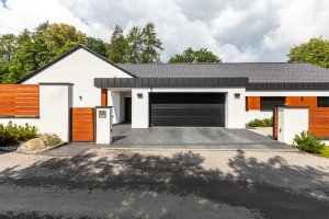 Montaż drzwi i bramy garażowej - ostatni etap budowy