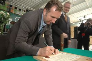 Michał Sołowow podpisuje<br>akt erekcyjny