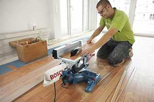 <font color=gray>GTM 12 Professional<br> łączy w sobie dwie funkcje:<br> pilarki tarczowej i ukośnicy <br>Fot.: Bosch</font>