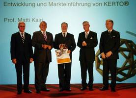 od lewej: Gerald Schweighofer,<br>Kanclerz Austrii Dr. Alfred<br>Gusenbauer, Prof. Matti Kairi,<br>Prof. Alfred Teischinger,<br>Ole Salvén,<br>fot. Schwieghofer-Prize