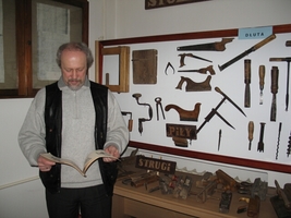 <CENTER>Andrzej Bąk<BR>organizator wystawy</CENTER>