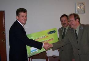 Przekazanie czeku<br>fot. Barlinek