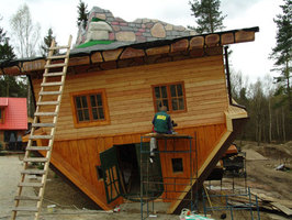 <center><font color=darkcyan><b>Trwają ostatnie prace. <br>Dom będzie gotowy na 12 maja<br>fot. W. Drewka</center></font></b>