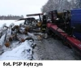 Wywróciła się ciężarówka z dłużycą