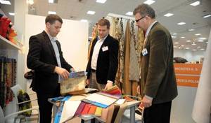 Giełda trendów i kontaktów: Osoby podejmujące decyzje z dziedziny zaopatrzenia, wzornictwa oraz zarządzania produkcją zamawiają na targach FurniFab w Poznaniu.