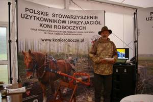Stowarzyszenie Użytkowników i Przyjaciół Koni Roboczych organizowało pokazy pracy i specjalistycznego sprzętu dla koni. Na zdjęciu prezes stowarzyszenia Stanisław Baraniok.