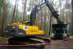 Specjalizująca się w usługach leśnych firma Breddemann Polska prezentowała koparkę Volvo wyposażoną w specjalistyczną głowicę przeznaczoną do prac związanych z karczowaniem korzeni...