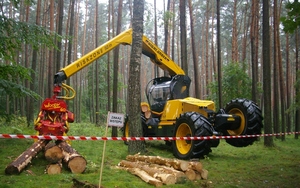 Highlender posiada ciekawe możliwości oparacji zawieszeniem, które wspomagają pracę w trudnym terenie np. w górach